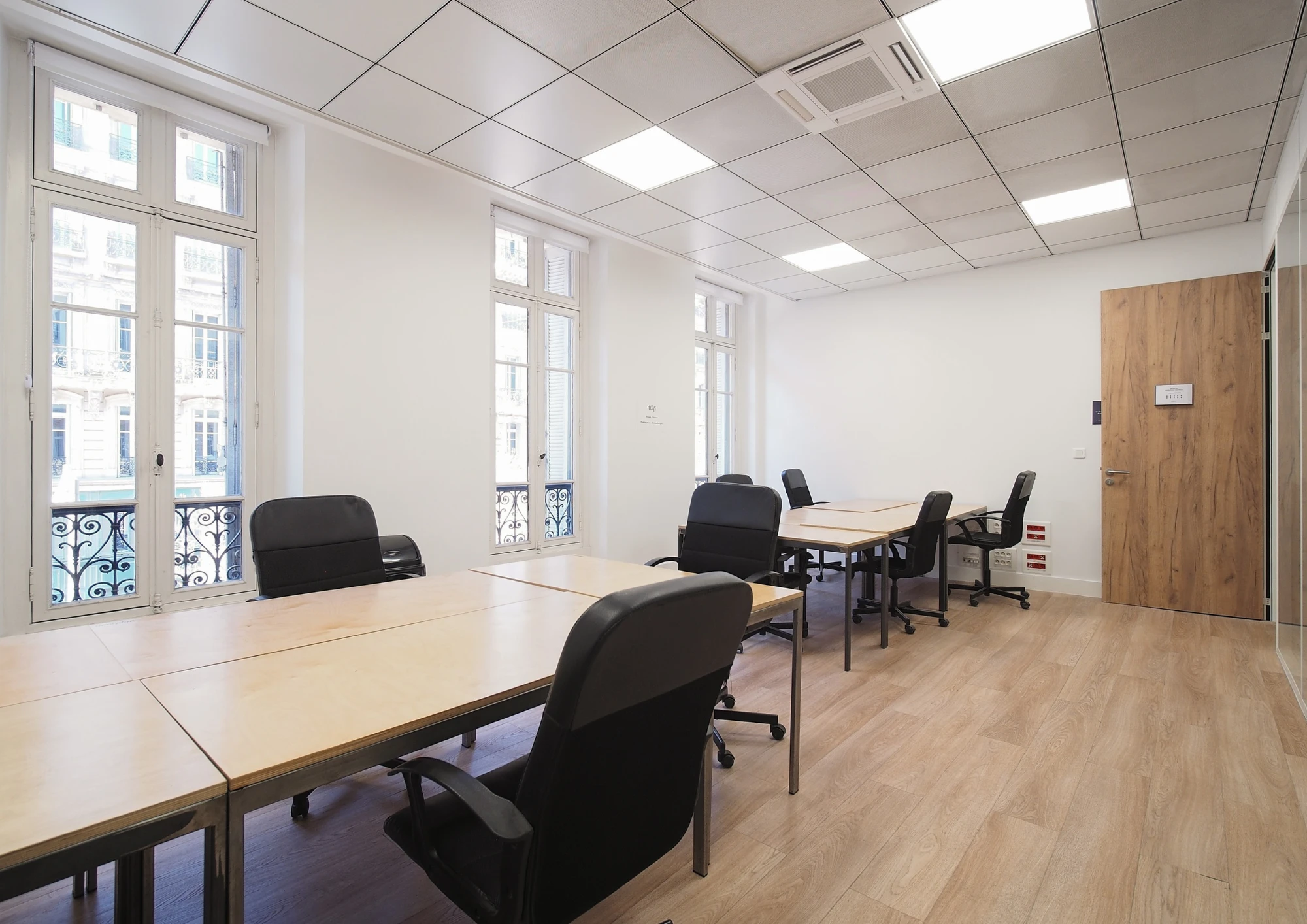 Poste de travail en open space — Hiptown Vieux-Port / République