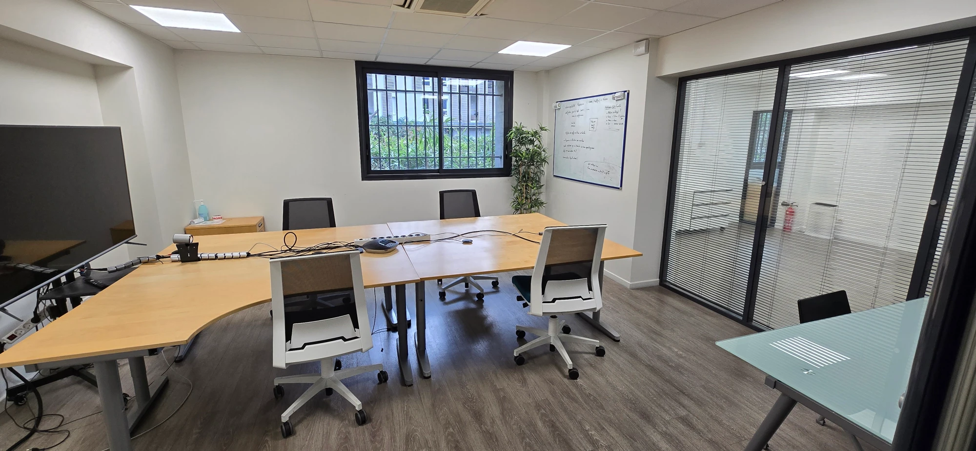 Salle de réunion 6 personnes — Lab7 Coworking