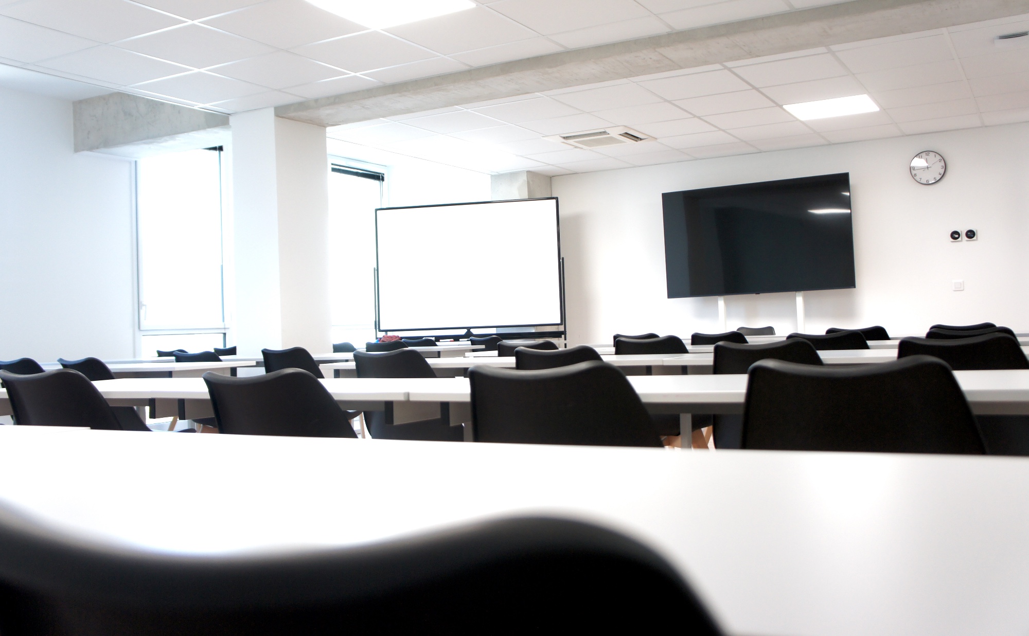 Salle de réunion 27 personnes — ALVEA LOC