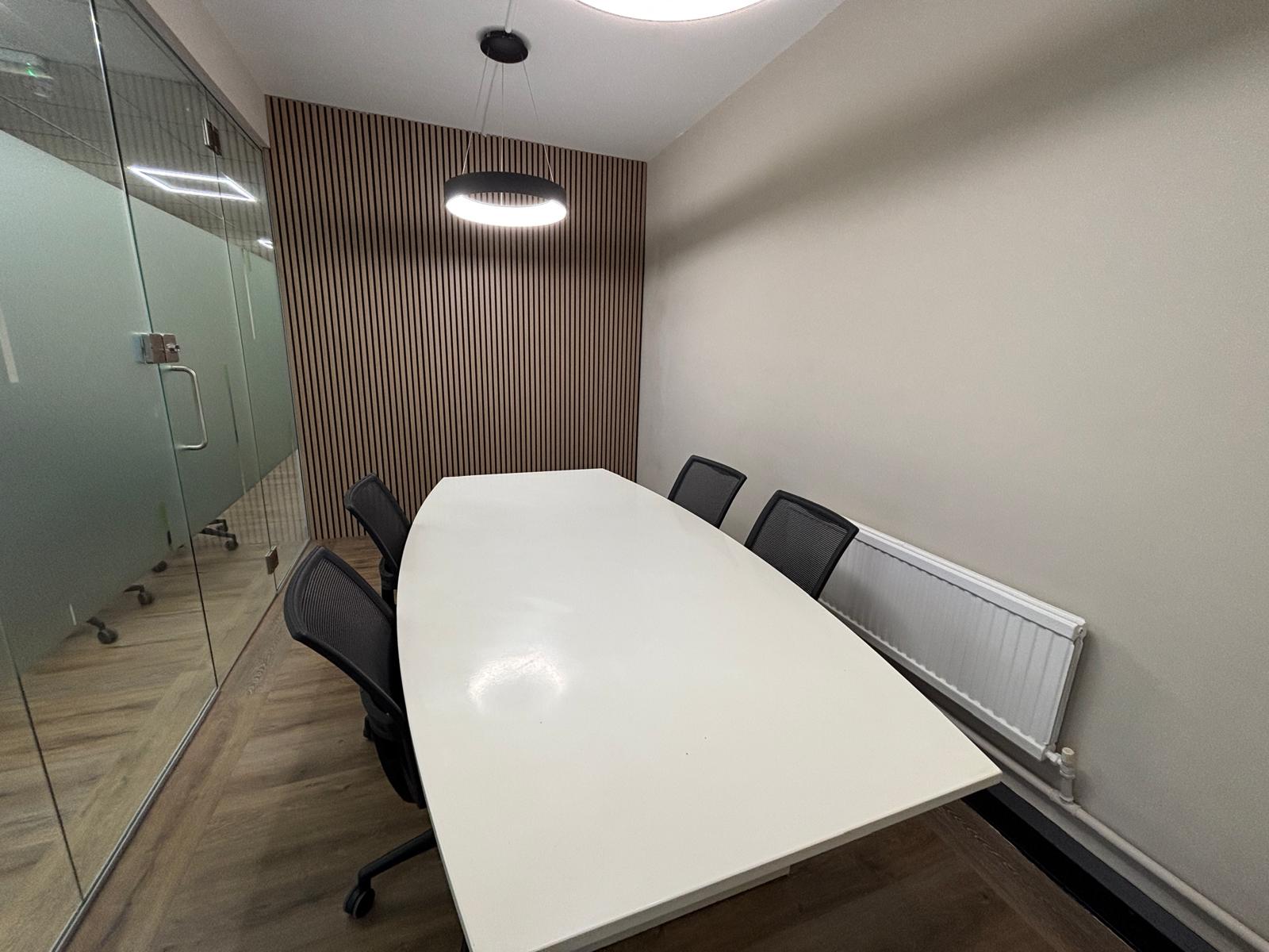 Meeting room 4 people — Provincial House
