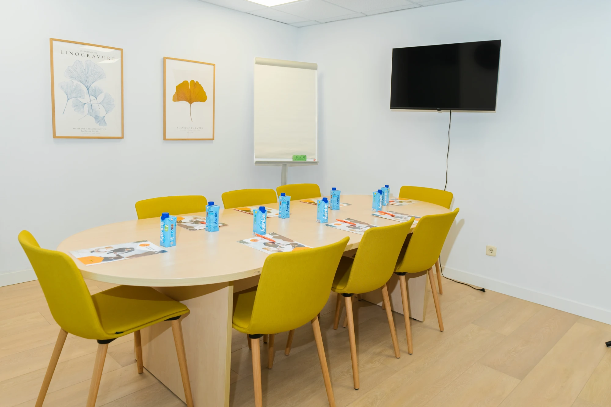 Sala de reuniones 6 personas — Centro de Negocios Juan Bravo