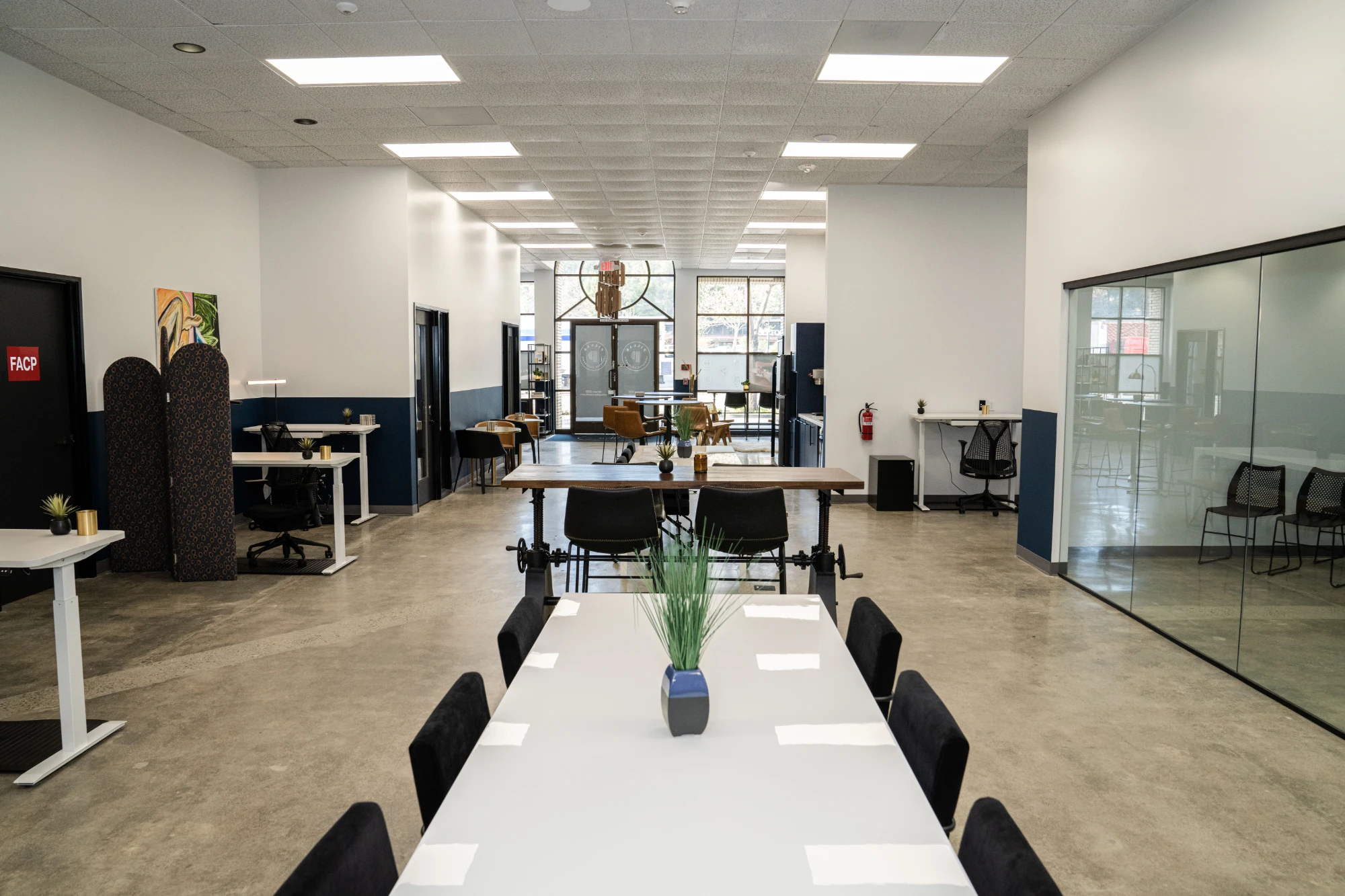 Hot desk in open space — Pillarcowork