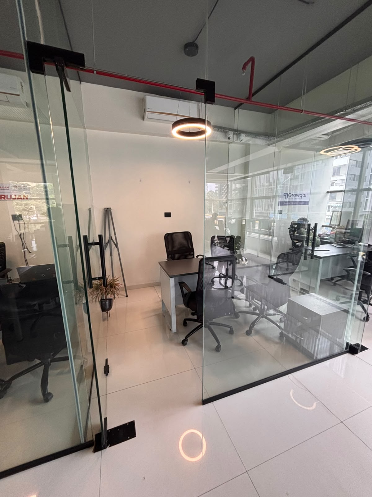 Meeting room 4 people — Shreyas Crest