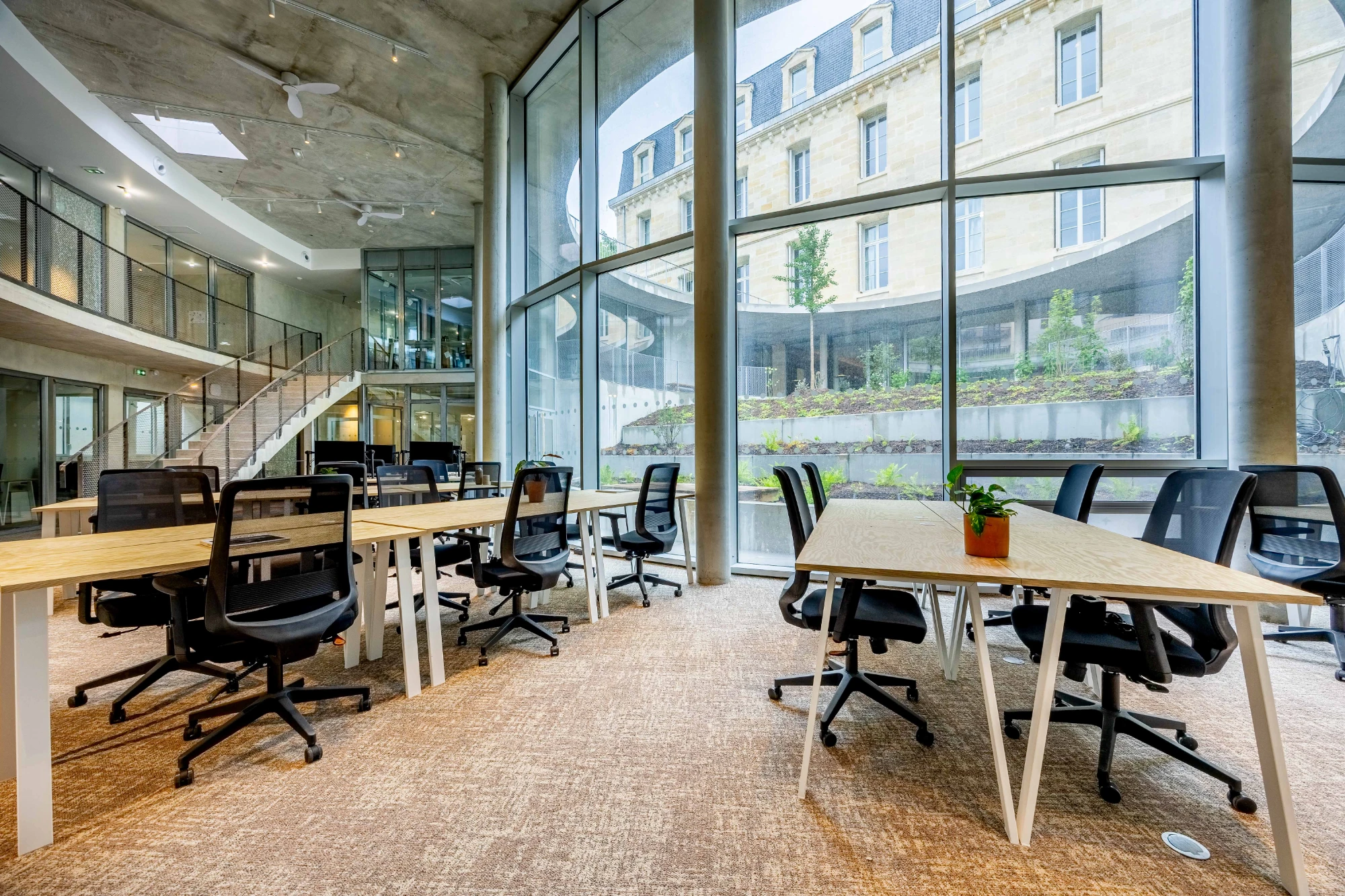 Poste nomade en open space — The Babel Community | Bordeaux