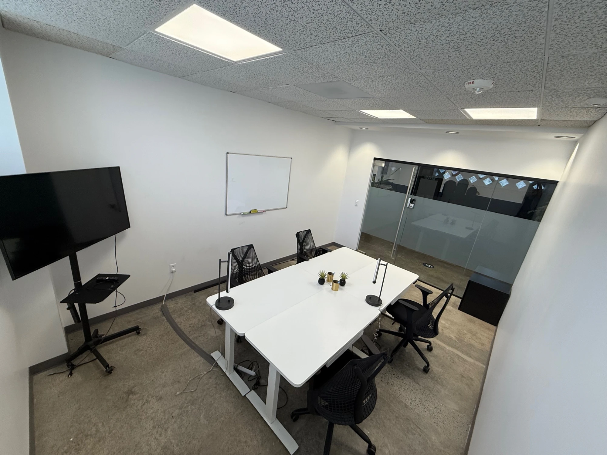 Meeting room 4 people — Pillarcowork