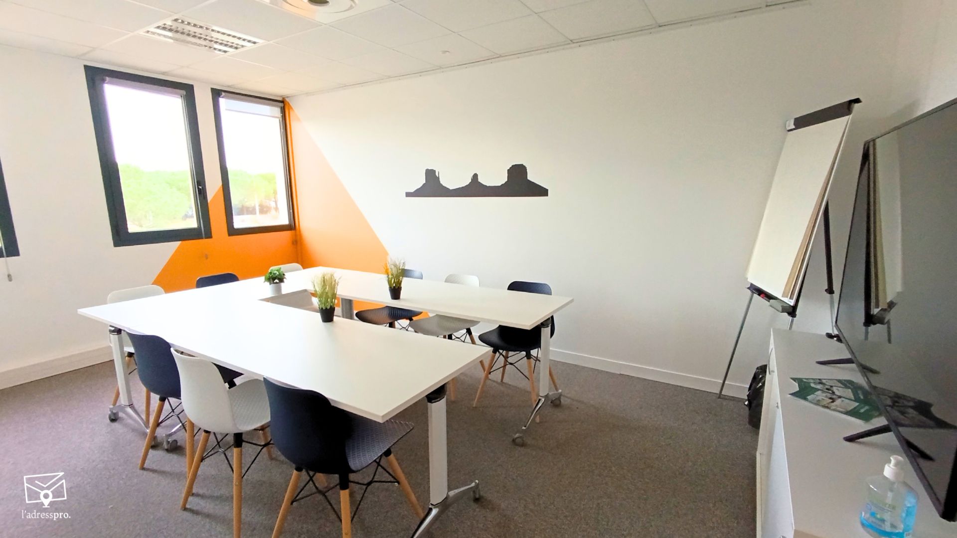Salle Monument Valley 10/12 personnes — L'adress-Pro Saint-Nazaire