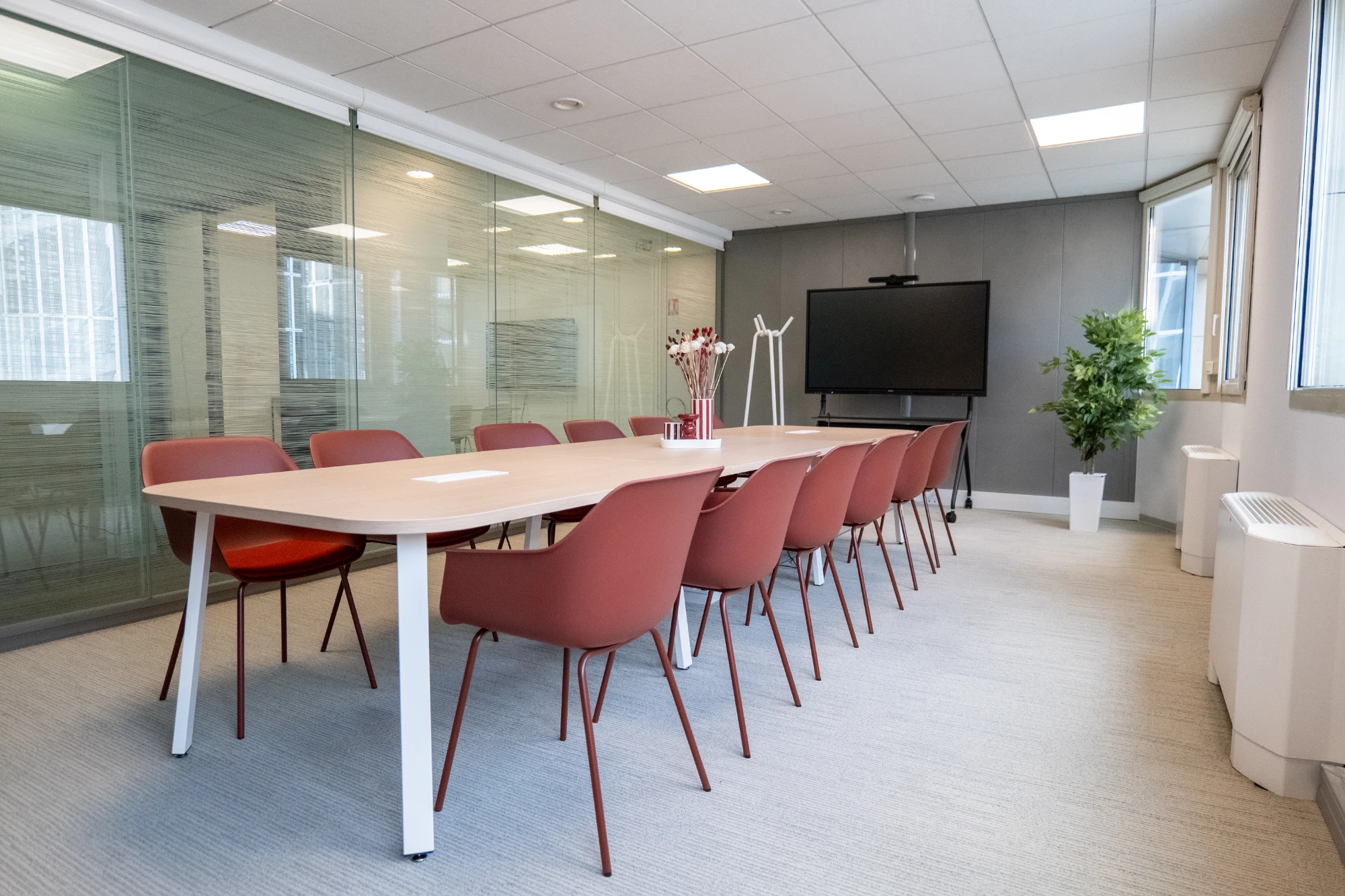 Salle de réunion 12 personnes — Office Station Strasbourg Centre