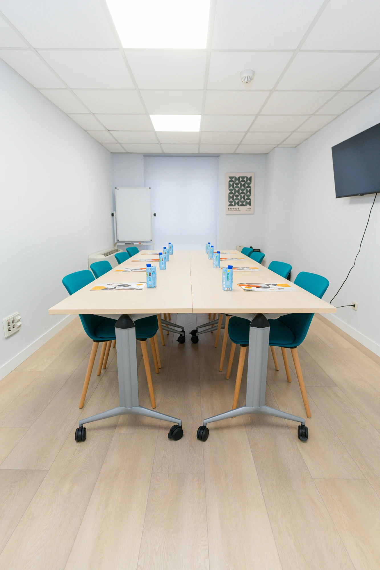 Sala de reuniones 8 personas — Centro de Negocios Juan Bravo