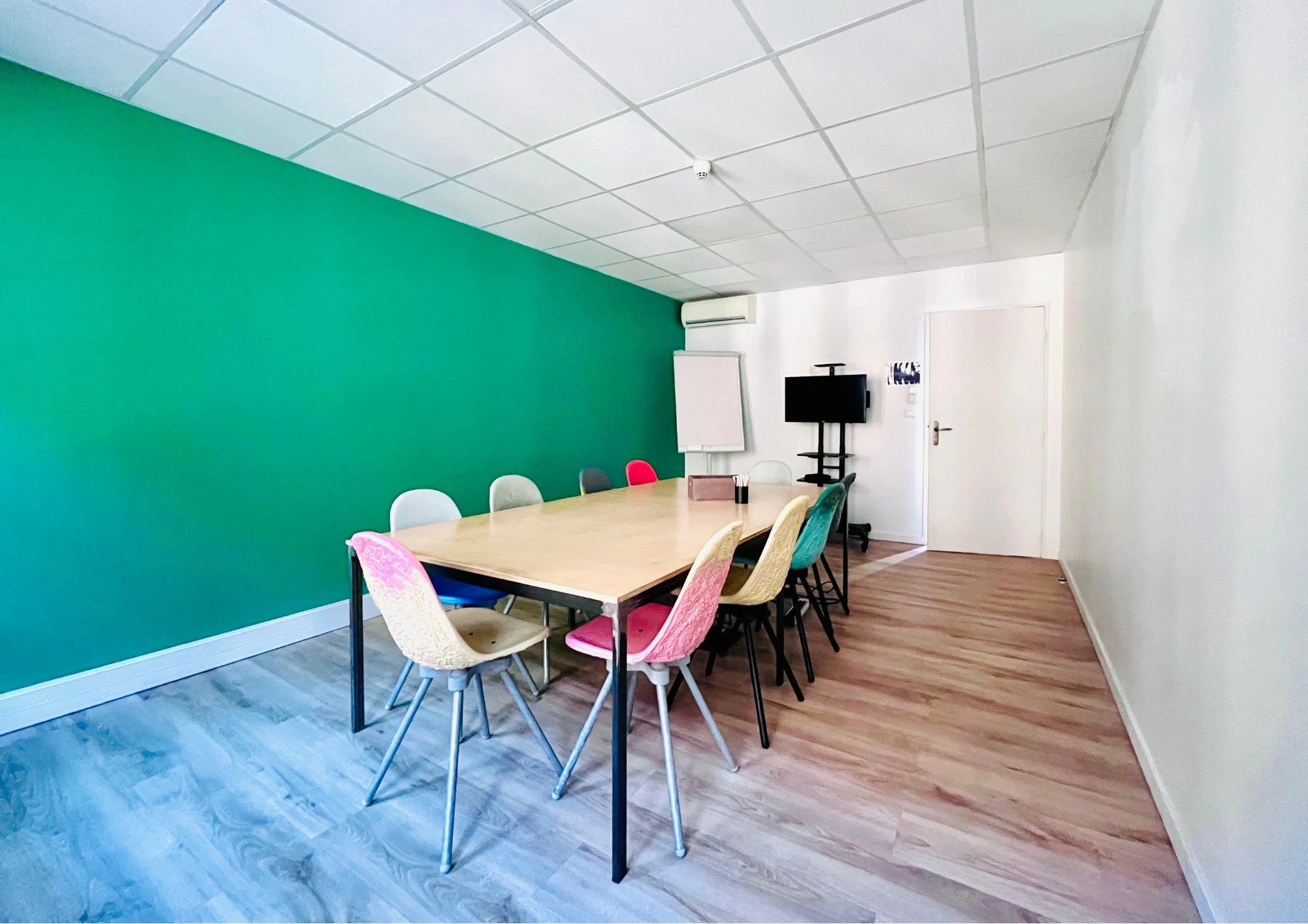Salle de réunion 8 pax — Hiptown Vieux-Port / République