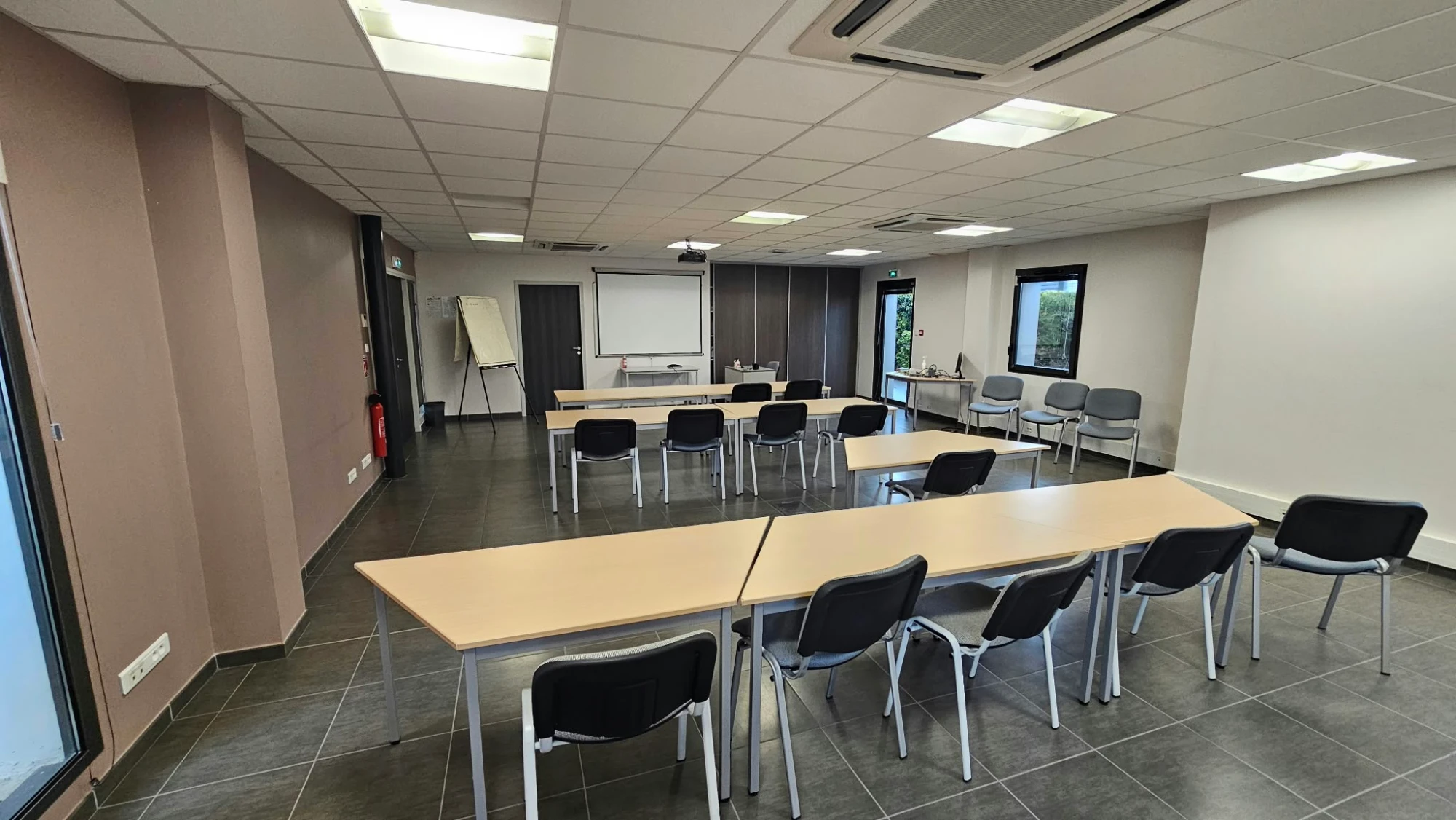 SF01 - Salle de réunion 40 personnes — DIAM BUREAUX SERVICES
