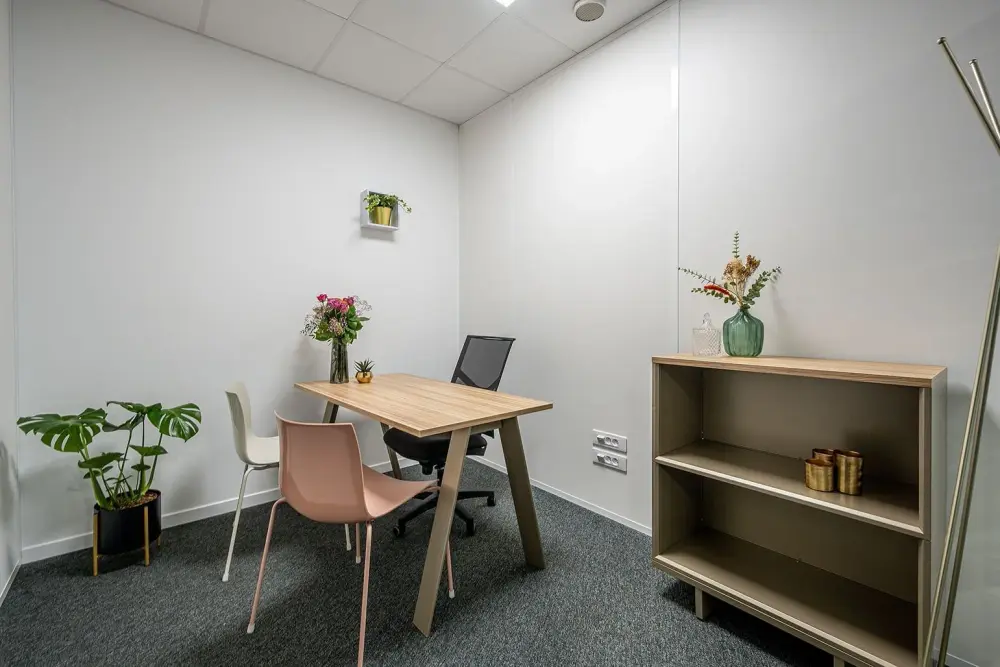 Bureau 35 - 1 poste (8m²) — B'CoWorker Strasbourg Schiltigheim