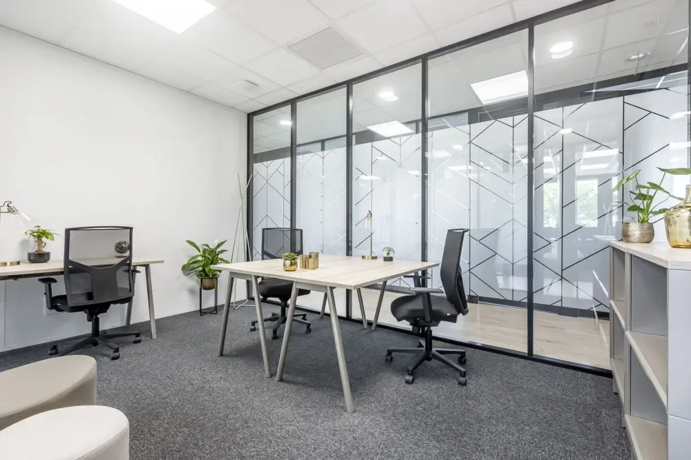 B24 - Bureau privatif éco 3 postes — B'CoWorker Orgemont