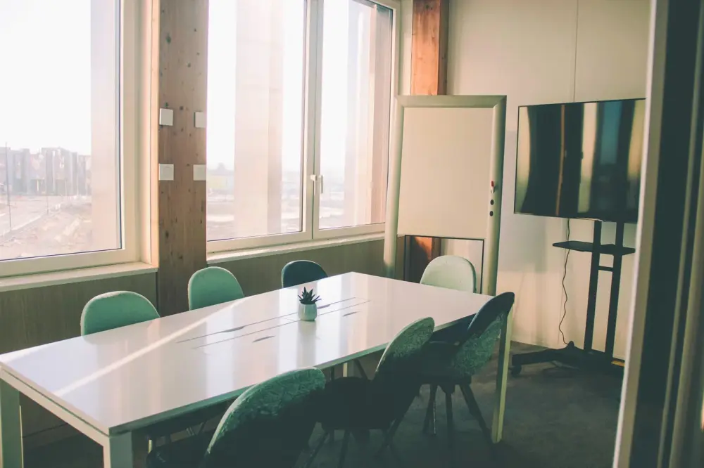 Salle de réunion 4 pax — Hiptown Perspective