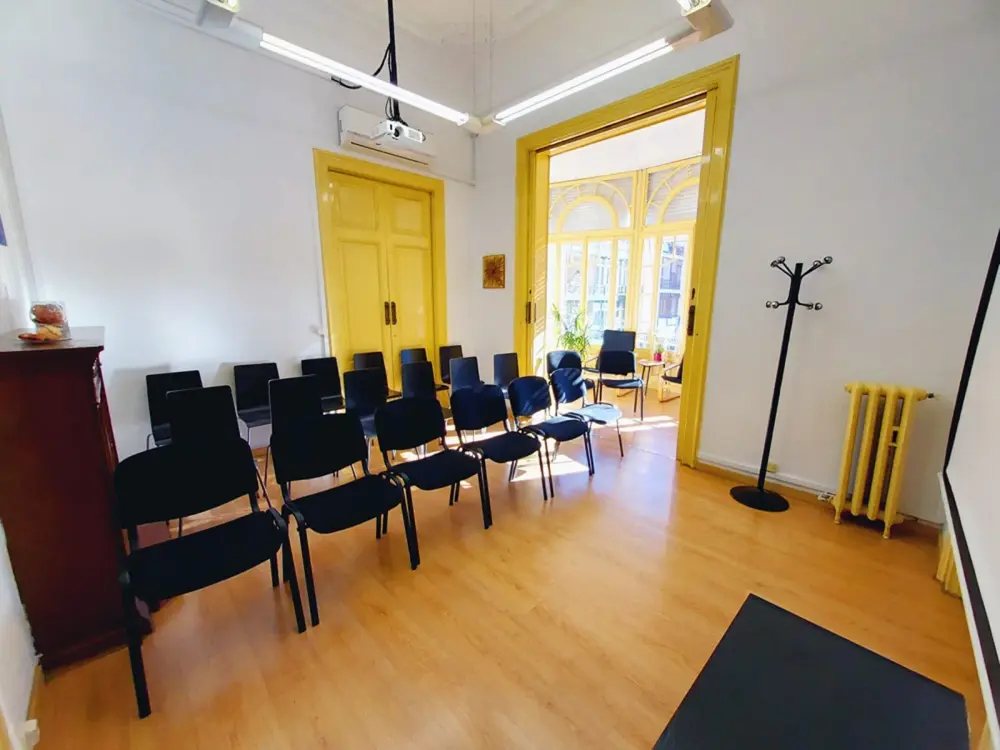 Sala Presentación — Coworking Arago 308