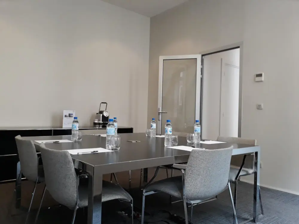 Salle 6 personnes — Buro Club Paris Trocadéro