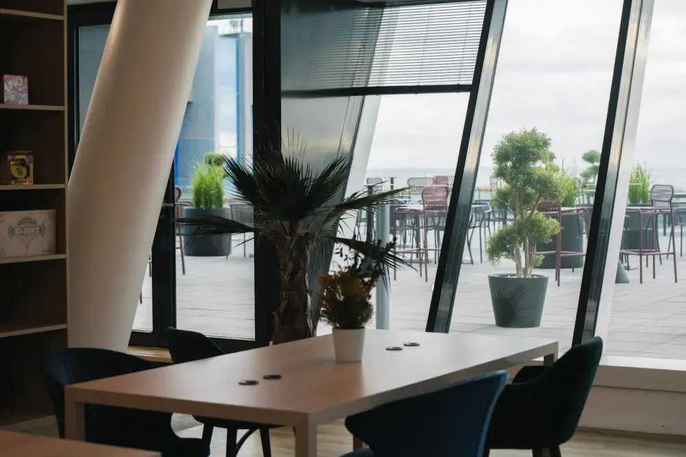 Salle 4 Personnes — Flex-O Nice Aéroport