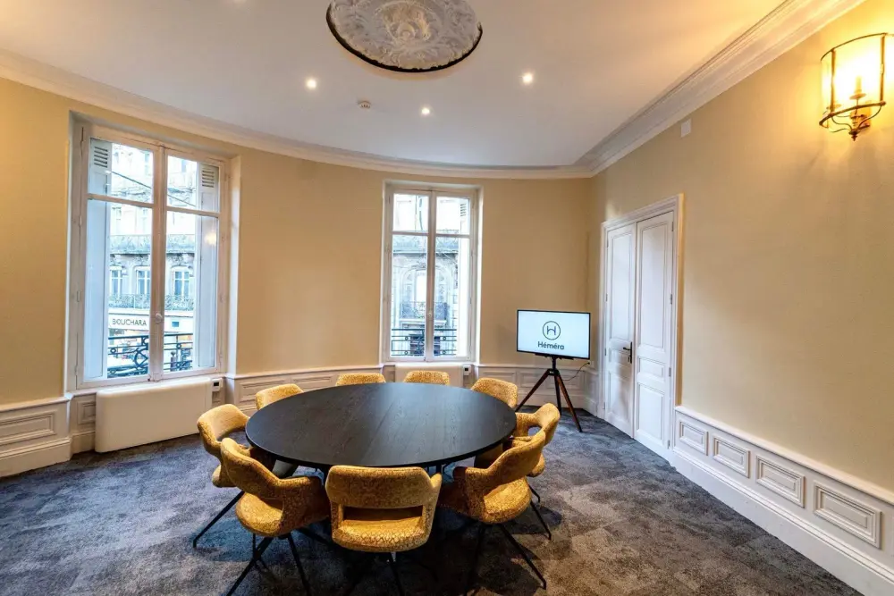 Salle de réunion 9 personnes - 1er etage — Héméra Agen