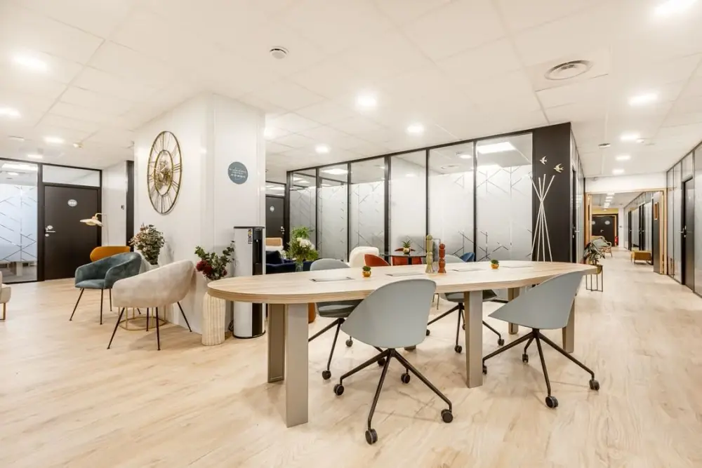 Poste en open space — B'CoWorker Elancourt