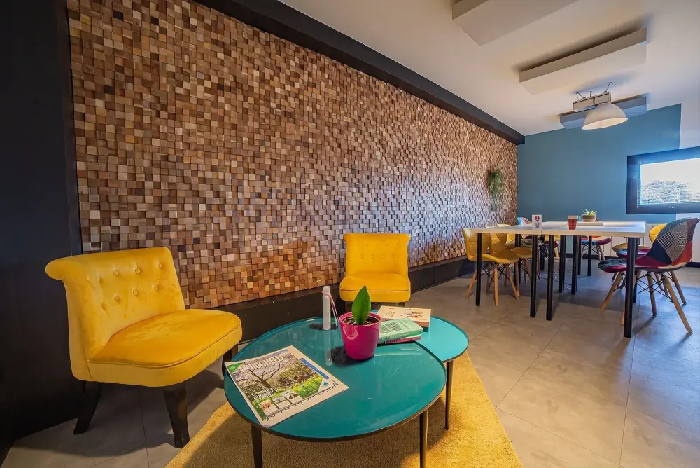 Salle de 4 à 6 personnes — Le 9 Coworking