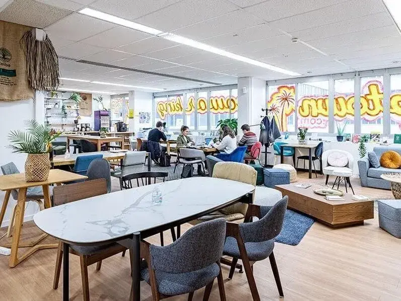 Poste de travail en open space — Hiptown Britannia
