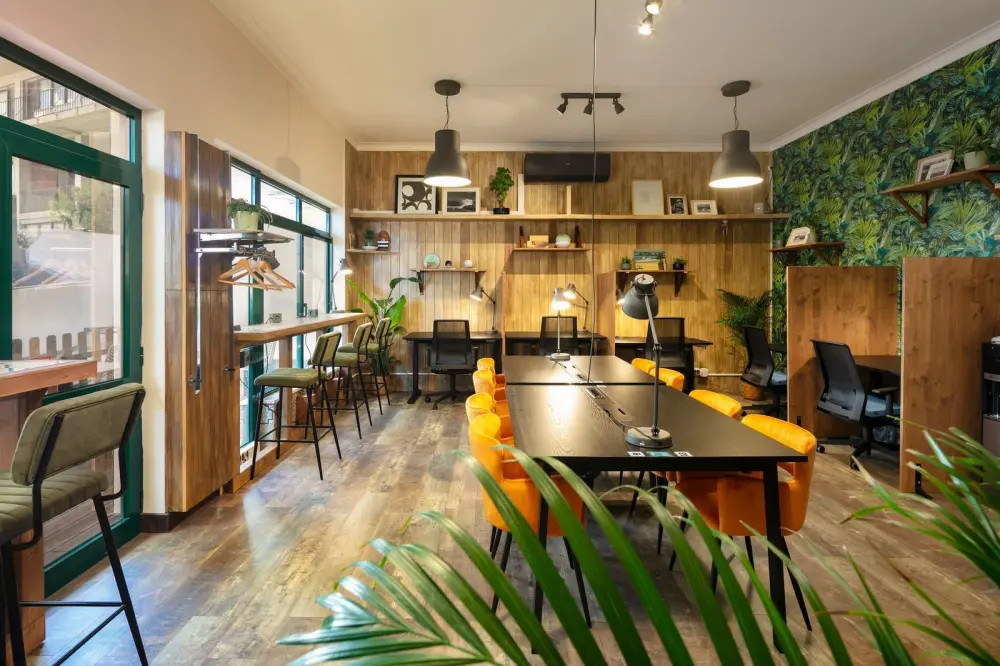 Open space dedicated desk — Rocha Beach House Portimão