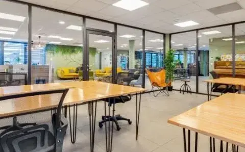 Salle 14 personnes — Bureaux & Co Le Stratège