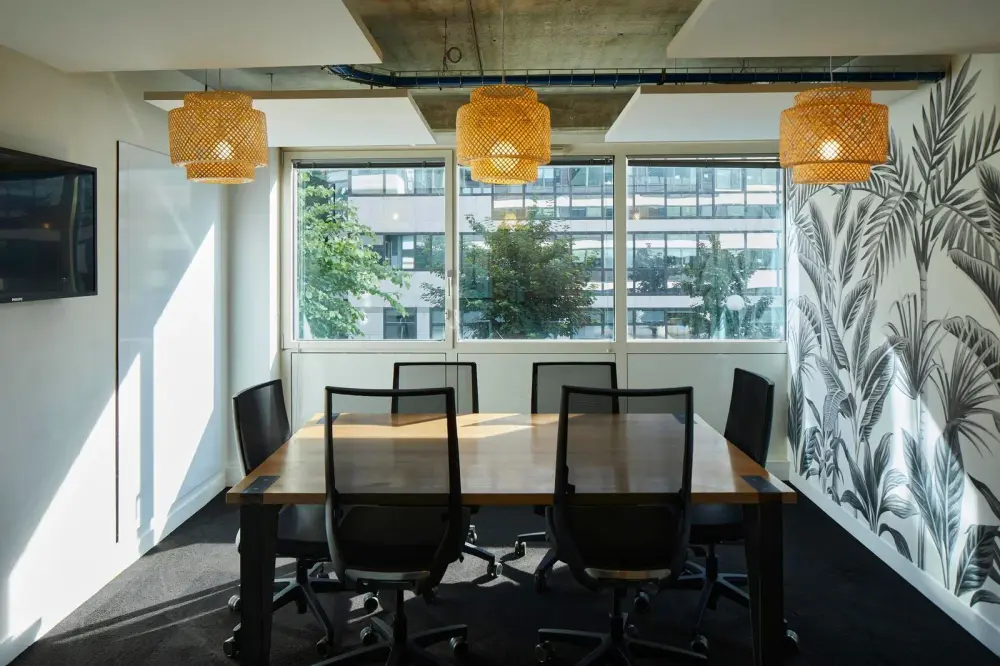 Salle de réunion 6 personnes — Wojo Issy-les-Moulineaux