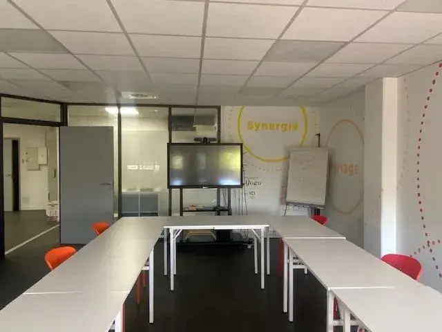 Salle de réunion 40 M2 de 7 à 16 personnes — Cowork'in Aix