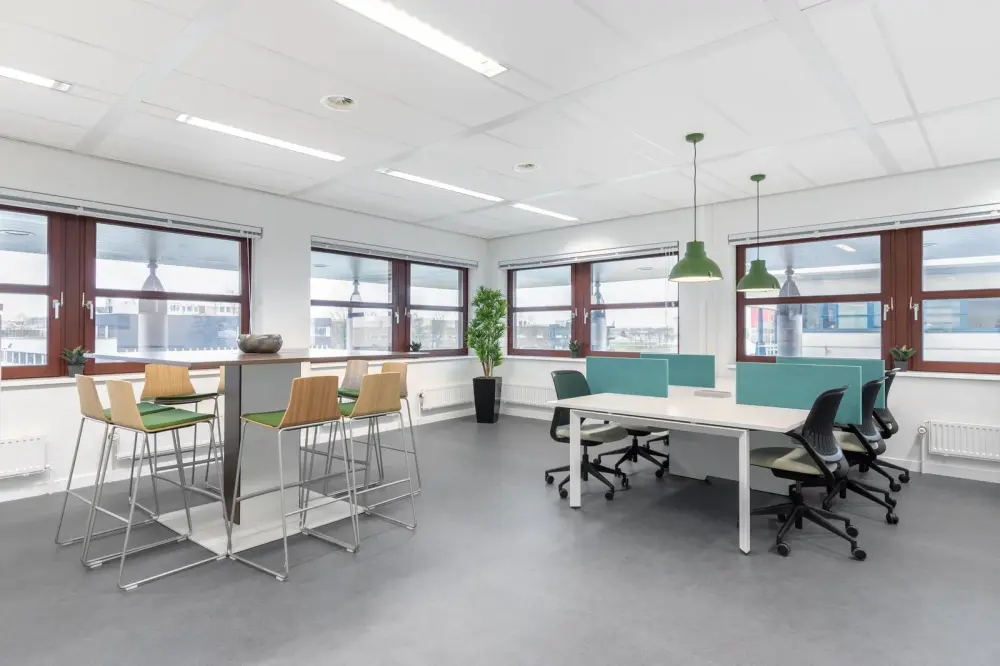 عمل مشترك يومي — Regus DBAYEH, Le Mall