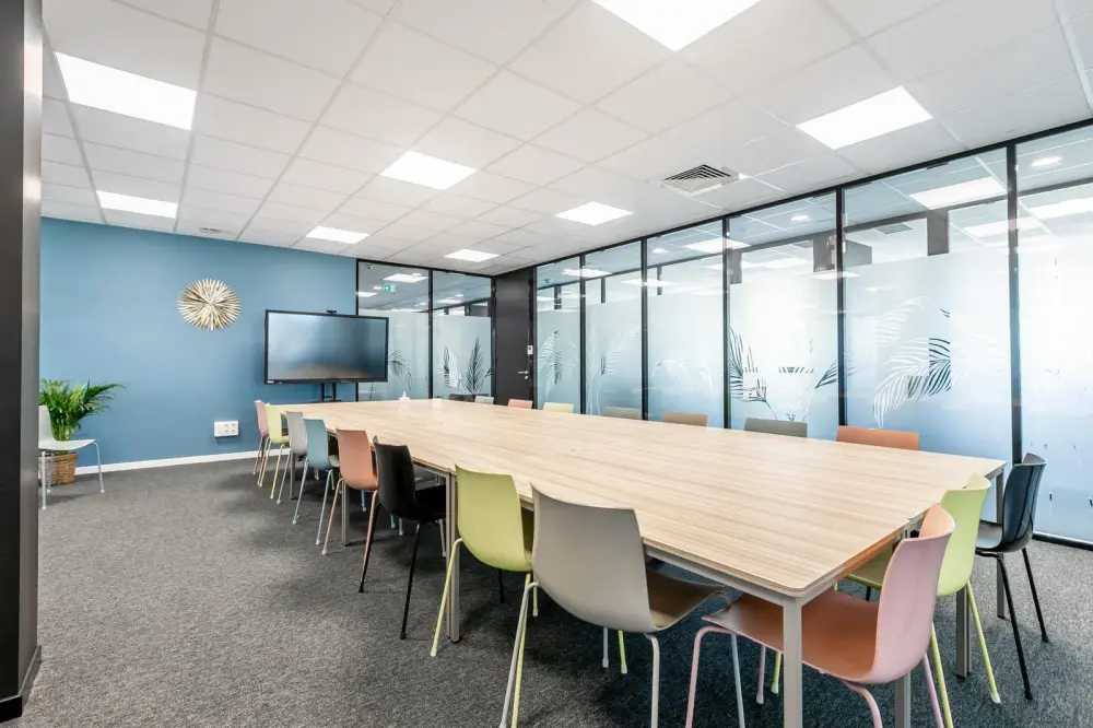 Salle Bordeaux - 20 personnes (45 m²) — B'CoWorker Strasbourg Schiltigheim