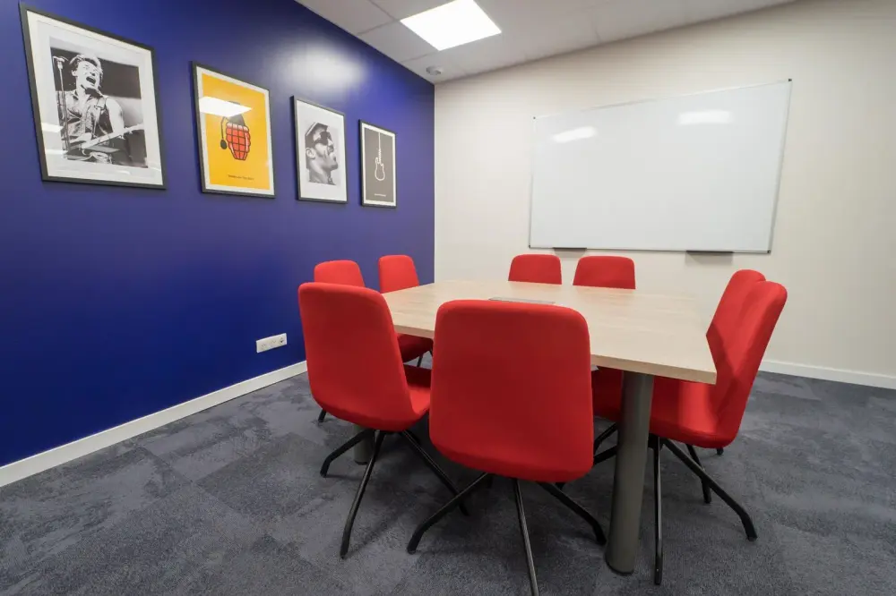 Salle de réunion 8 personnes - Metallica — Sundesk Valbonne