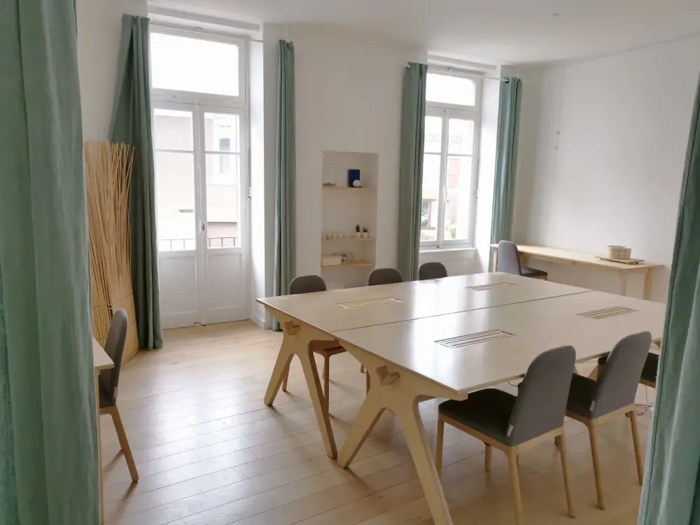 Salle de formation 4 à 7 personnes — Mix Coworking Tassin