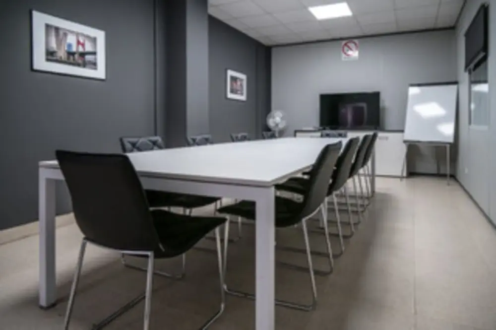 Sala de Reunion 1 — Alzola Coworking