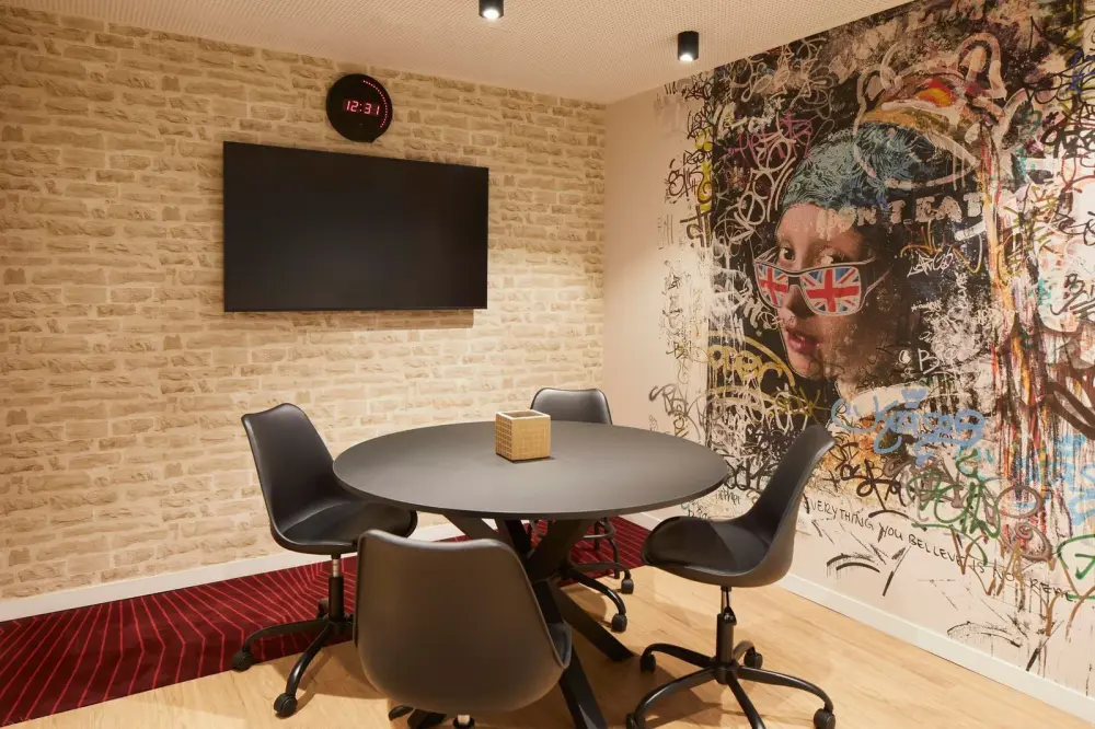 Salle 4 personnes — Wojo Pigalle