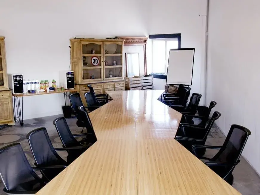 Salle 20 personnes — Bureaux & Co Lattes