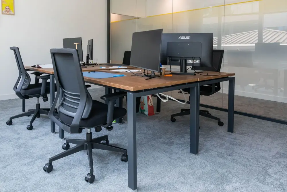 Bureau Privé - 3/4 postes de travail — Sundesk Biot