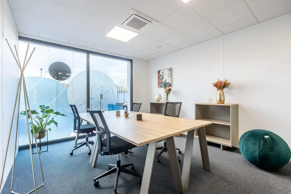 Bureau 32 - 3 postes (16m²) — B'CoWorker Strasbourg Schiltigheim