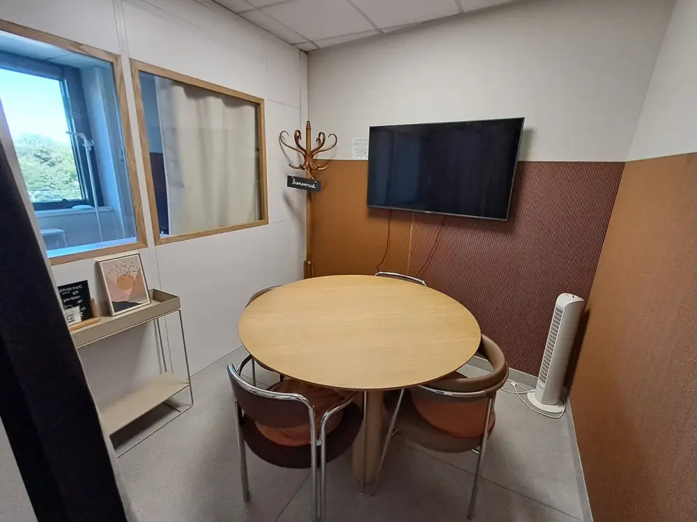 Salle de réunion 4 personnes - LAB 2 — Coworking CO’LOC