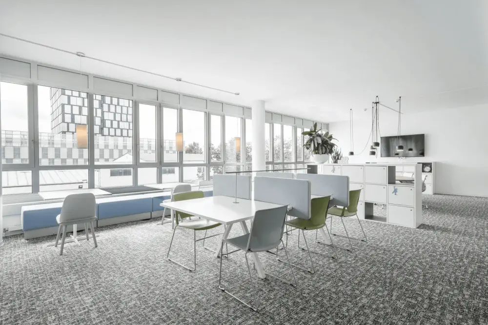 Coworking day pass — Regus TALLINN, Metro Plaza