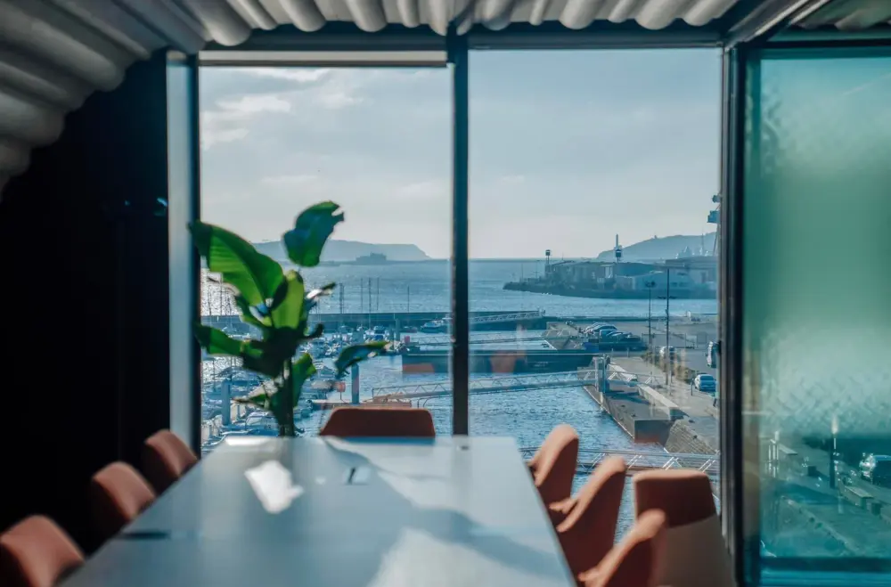 Salle Marina 10/12 personnes — Wojo Marina Brest