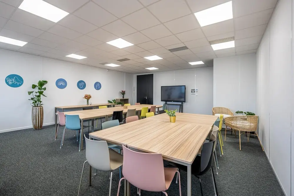 Salle Nantes -  40 personnes (69 m²) — B'CoWorker Strasbourg Schiltigheim