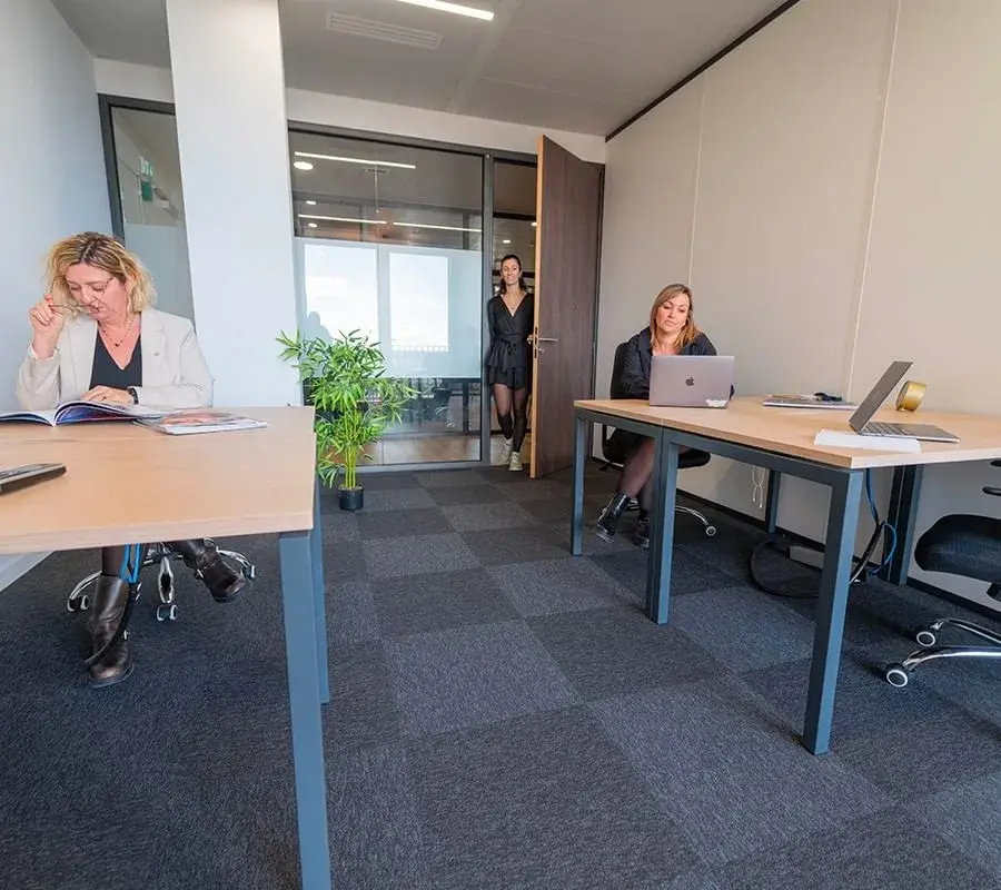 Private Office - 4 postes de travail — Sundesk Grand Arenas