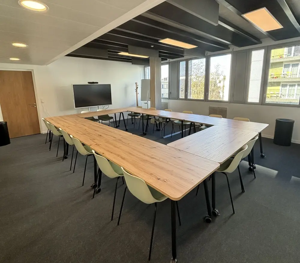 Salle de réunion 16 personnes — Office Station Reims