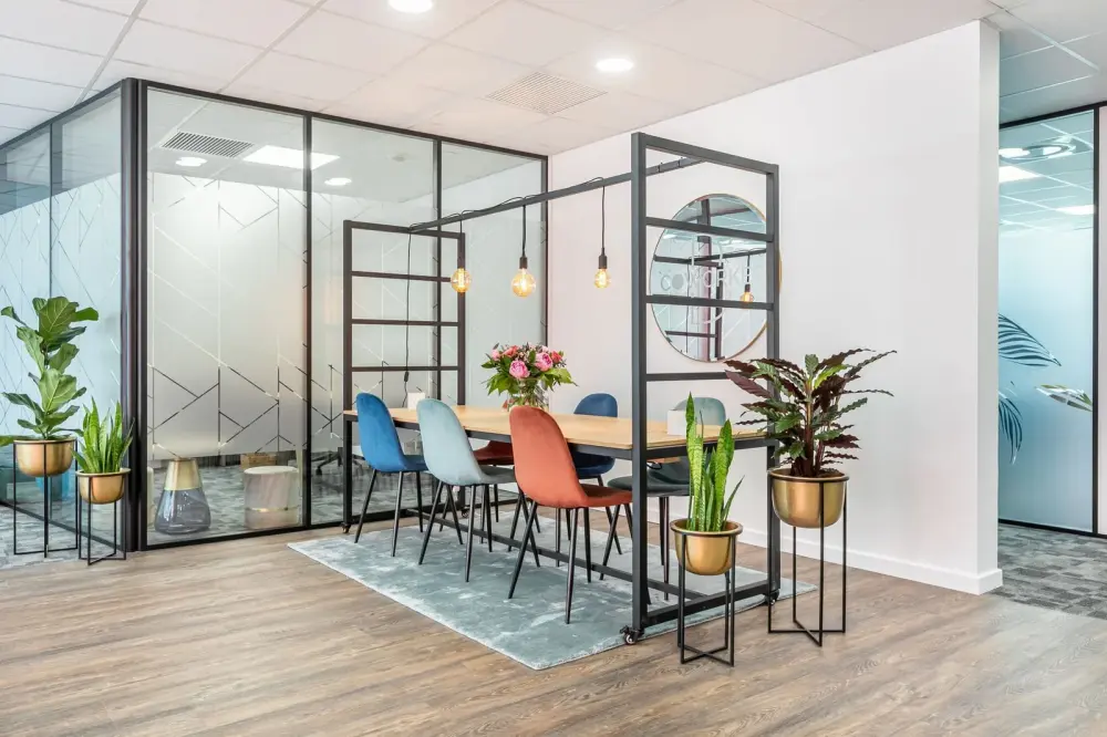 Poste en open space — B'Coworker Sophia Antipolis