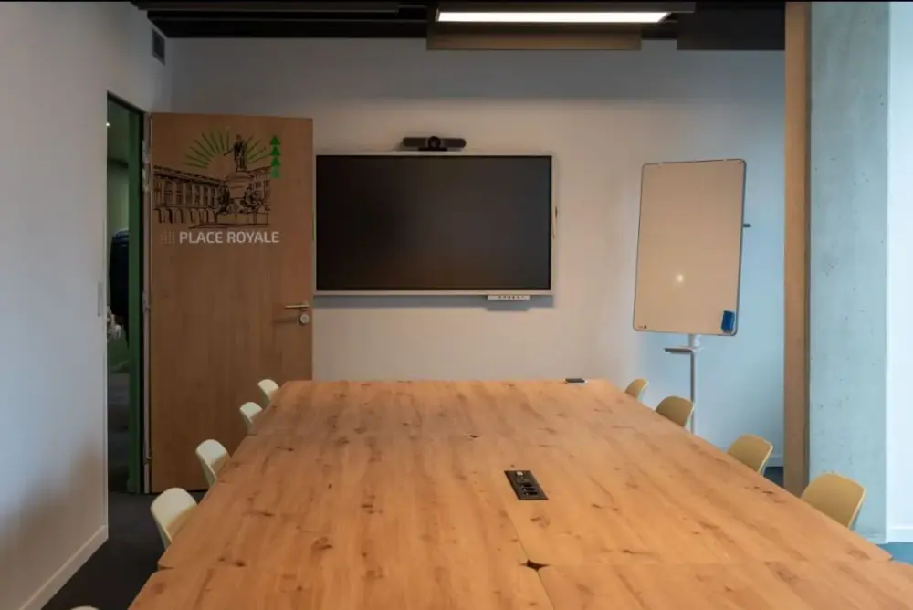 Salle de réunion 14 personnes — Office Station Reims