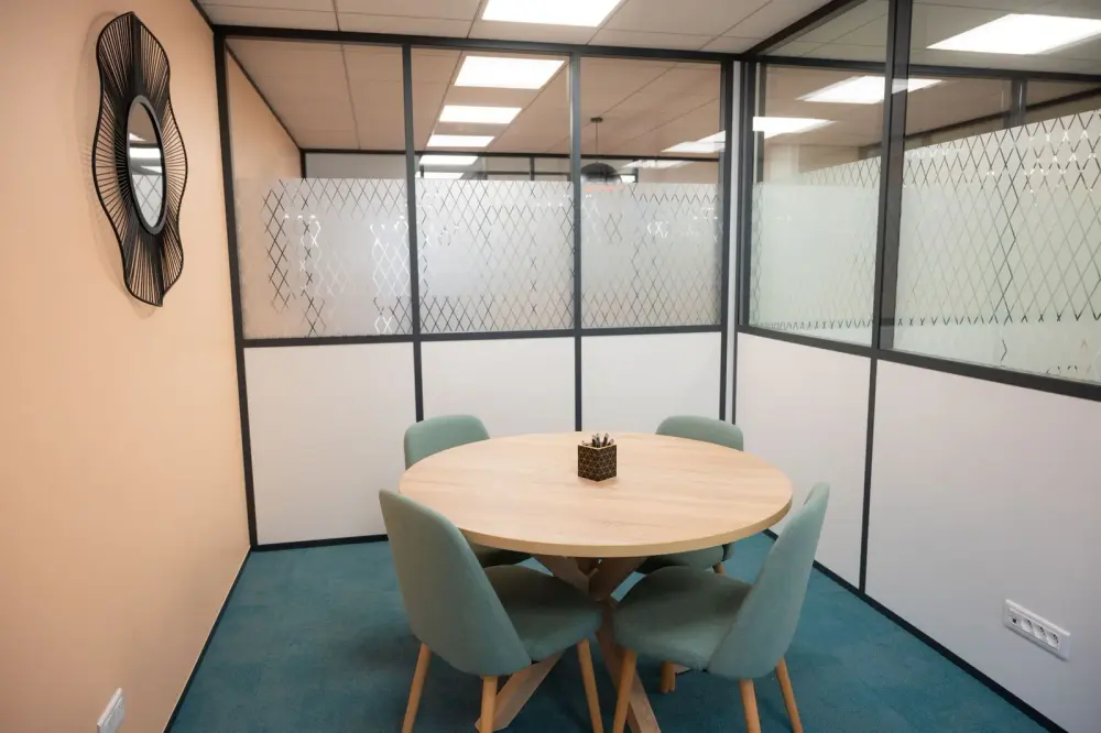 Salle Minimal / Blush — Work & Share La Défense