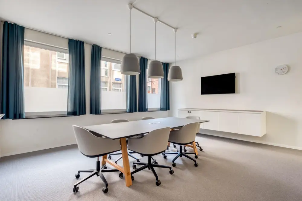 Room 746 — Regus LIMA, Cronos - El Derby