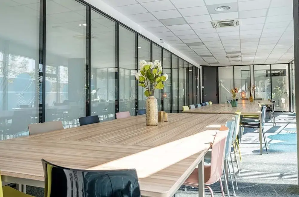 Salle Bordeaux / 30 postes — B'CoWorker Nancy