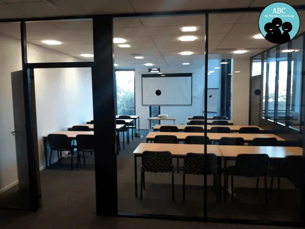 Salle Large — Au Bureau